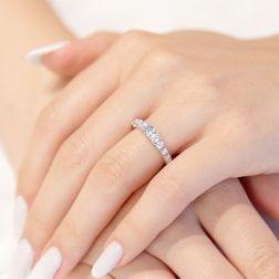 Solitario Contornato Veretta Scalare Acquamarina e Diamanti Oro Bianco - misura 14 foto indossata