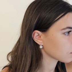 Orecchini a Monachella Rosée con perla Freshwater e Zirconi foto indossata