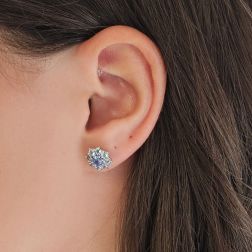 Orecchini Fiore con Acquamarina e Zaffiro Blu in Oro Bianco foto indossata