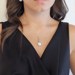 Photo of worn Collana Tennis scalare in Oro Bianco con Diamanti Blu e Perla Freshwater