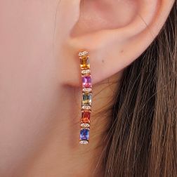 Orecchini Pendenti lineari Zaffiri multicolor e Diamanti foto indossata
