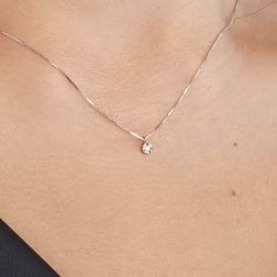 Collana Punto Luce Circle Sfaccettato da 0,012ct - 3.30mm foto indossata