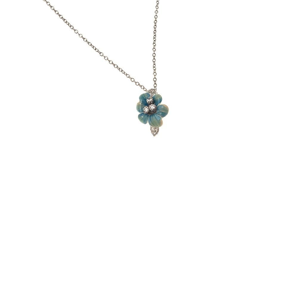 Collana con Ciondolo Fiore Smaltato Celeste in Oro Bianco con Diamanti