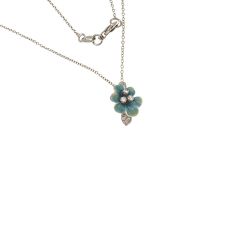 Collana con Ciondolo Fiore Smaltato Celeste in Oro Bianco con Diamanti