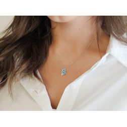 Collana con Ciondolo Fiore Smaltato Celeste in Oro Bianco con Diamanti foto indossata