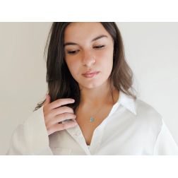 Collana con Ciondolo Fiore Smaltato Celeste in Oro Bianco con Diamanti foto indossata