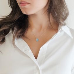 Collana con Ciondolo Fiore Smaltato Celeste in Oro Bianco con Diamanti foto indossata