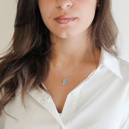 Collana con Ciondolo Fiore Smaltato Celeste in Oro Bianco con Diamanti foto indossata