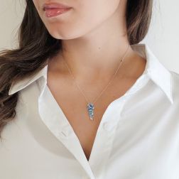 Collana con Ciondolo Tre Fiori Smaltati Celeste in Oro Bianco con Diamanti foto indossata