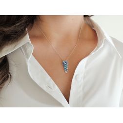 Collana con Ciondolo Tre Fiori Smaltati Celeste in Oro Bianco con Diamanti foto indossata