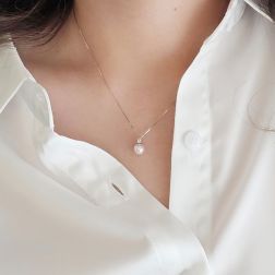 Collana Perla Akoya 7mm con Diamante 0.041ct foto indossata