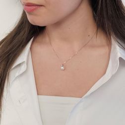 Collana Perla Akoya 8-8.50mm con Diamante 0.060ct foto indossata