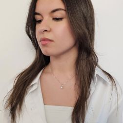 Collana Perla Akoya 8-8.50mm con Diamante 0.060ct foto indossata