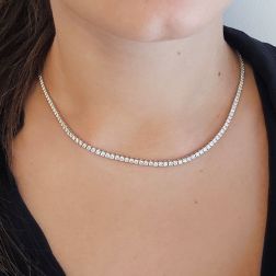 Girocollo 40cm Tennis Diamanti a Scalare Oro Bianco foto indossata