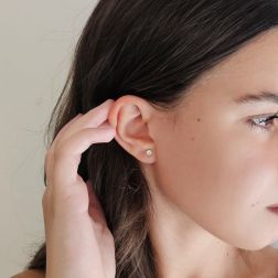 Photo of worn Solitaire earrings with 2 Diamonds of 0.18ct/ 0.23ct