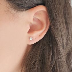 Orecchini Solitari Punto Luce Simple con 2 Diamanti da 0.18ct/0.23ct foto indossata