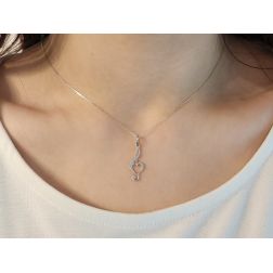 Ciondolo Chiave di Violino con Cuore Forato Oro Bianco foto indossata