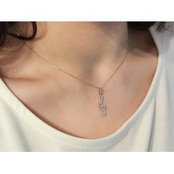 Ciondolo Chiave di Violino oro bianco- 0.6mm foto indossato