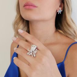 Orecchini Stella Marina con Diamanti Blu in Oro Bianco foto indossata