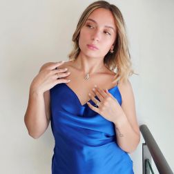 Ciondolo Polpo Piccolo Diamanti e Zaffiri Gialli foto indossata