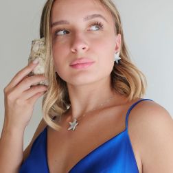 Orecchini Stella Marina Diamanti e Zaffiri Blu 3cm foto indossata