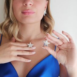 Ciondolo Stella Marina Diamanti e Zaffiri Blu 3cm foto indossata