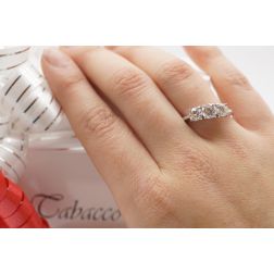 Photo of worn Ring Trilogy Basic 1,64ct GIA Certificate
