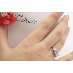 Photo of worn Ring Trilogy Basic 1,64ct GIA Certificate