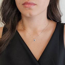 Girocollo Veneta 0.7mm Punto Luce Zaffiro Blu Contornato Oro Bianco - 7mm foto indossata