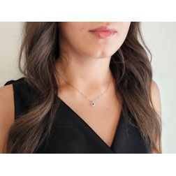 Girocollo Veneta 0.7mm Punto Luce Zaffiro Blu Contornato Oro Bianco - 7mm foto indossata