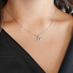Girocollo Veneta 0.7mm Punto Luce Zaffiro Blu Contornato Oro Bianco - 7mm foto indossata