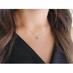 Girocollo Veneta 0.7mm Punto Luce Zaffiro Blu Contornato Oro Bianco - 7mm foto indossata