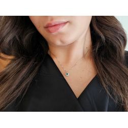 Girocollo Veneta 0.7mm Punto Luce Smeraldo Contornato Oro Bianco - 7mm foto indossata