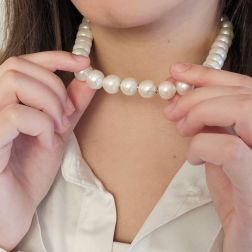 Collana Perle Freshwater con susta interna in Oro Bianco 18kt foto indossata
