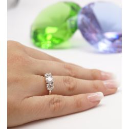 Anello Trilogy Basic 1,64 ct certificati GIA foto indossata