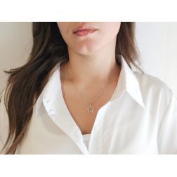Ciondolo Stella traforata punte arrotondate 15mm in oro bianco foto indossata