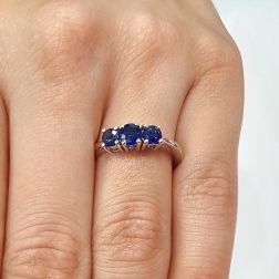 Anello Trilogy Scalare Zaffiri Blu in Oro Bianco foto indossata