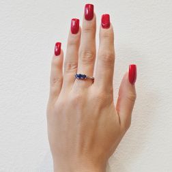 Anello Trilogy Scalare Zaffiri Blu in Oro Bianco foto indossata