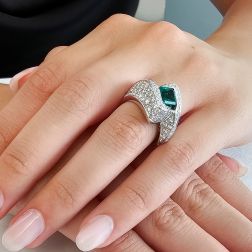 Anello Imperiale con Smeraldo Ottagonale e 124 Diamanti foto indossata