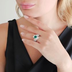 Anello Imperiale con Smeraldo Ottagonale e 124 Diamanti foto indossata
