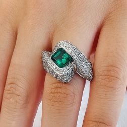 Anello Imperiale con Smeraldo Ottagonale e 124 Diamanti foto indossata