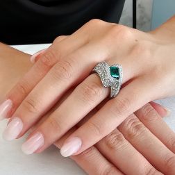 Anello Imperiale con Smeraldo Ottagonale e 124 Diamanti foto indossata