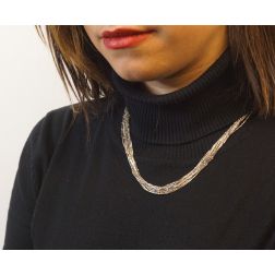 Collana 50cm fili Veneta in oro bianco con dettagli in oro giallo foto indossata