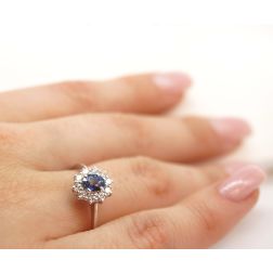 Anello Solitario Zaffiro Blu Ovale 5x4 e 10 Diamanti foto indossata