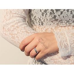 Fede Classica 4gr Larga UNOAERRE Oro Bianco foto indossata donna