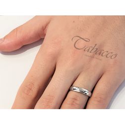 Fede Classica 4gr Larga UNOAERRE Oro Bianco foto indossata uomo