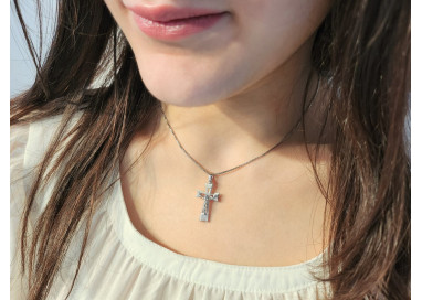 Croce Satinata Lucida con Cristo foto indossata