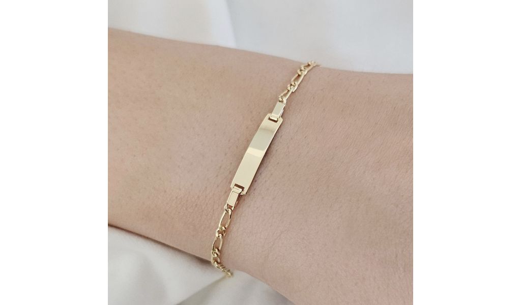 Chain bracelets with plaque in the centre, ideal for engraving