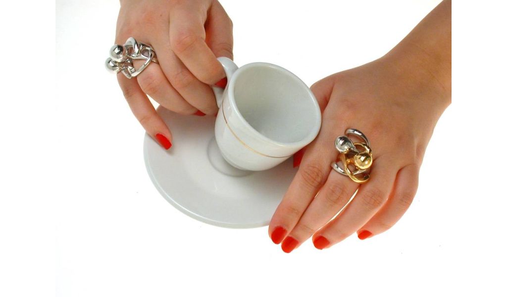 18kt gold rings without stones.