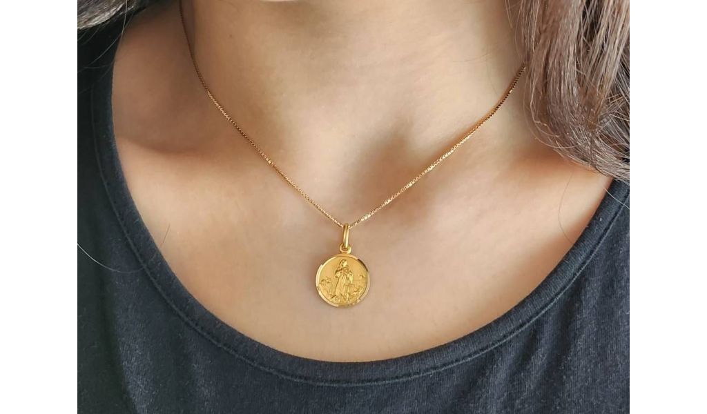 Religious pendants in 18kt gold.